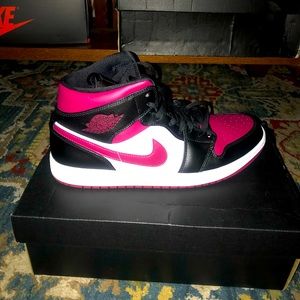 Jordan 1 Mids Noble Red Bred Toe